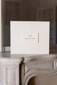 Emballage élégant de Monika Heiligmann Lip Care Atelier, présentant des produits de luxe pour un soin parfait des lèvres.