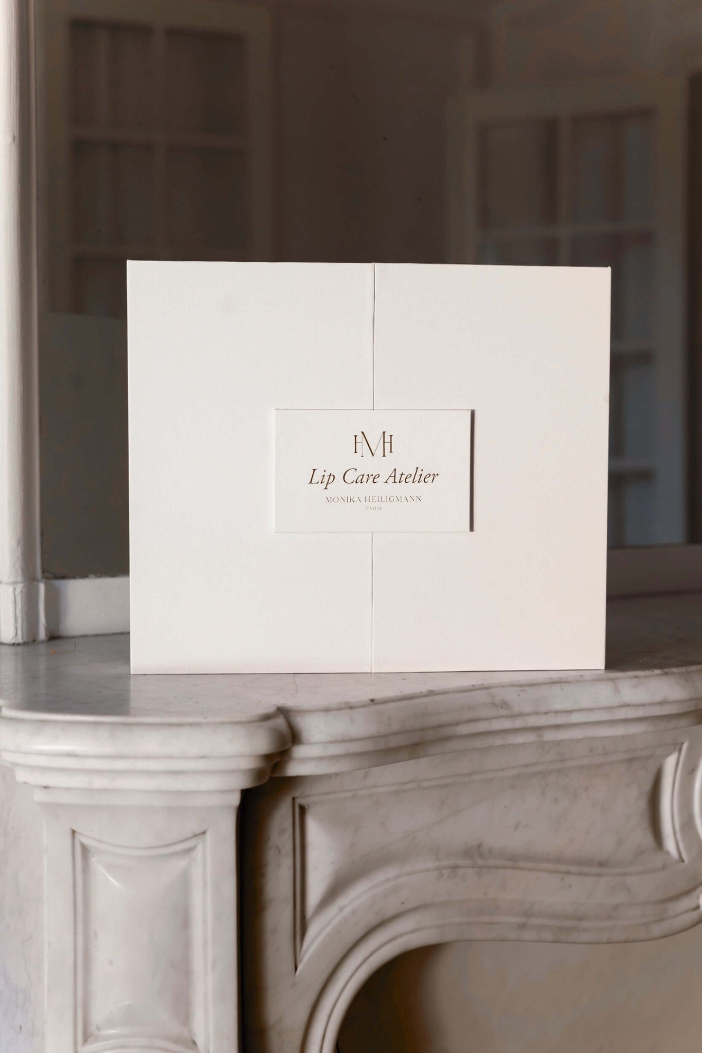 Elegante confezione di Monika Heiligmann Lip Care Atelier, che presenta prodotti di lusso per la cura delle labbra.